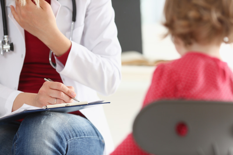 ребенок у врача по поводу лечения синдрома Ландау-Клеффнера